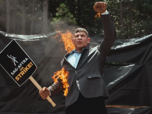 ¡Stunt de Harrison Ford se prende fuego en protesta!